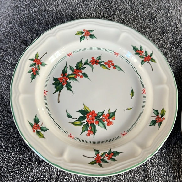 TABLETOPS UNLIMITED HOLLY BERRY PLATE - SALAD, DESERTS OR APPETIZERS SET OF TWO - Picture 4 of 13